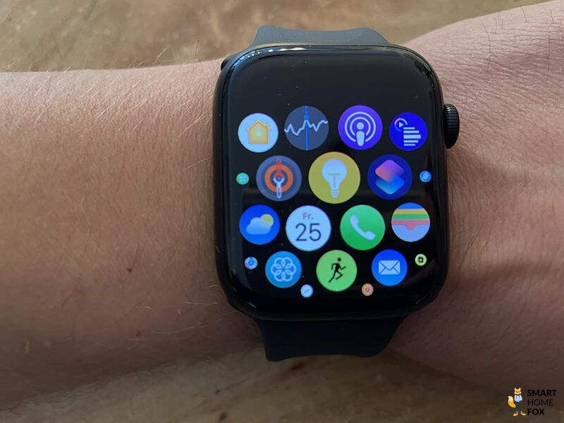 Man sieht, wie auf der Apple Watch 7 in das App Menü hineingezoomt wurde.